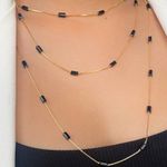 Colar alongado com detalhes pretos 60cm