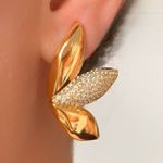 Brinco meia flor com detalhes na micro zircônia 