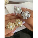 Brinco Flor Trabalhado na Pérola 