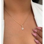 Colar Com Um Ponto De Luz De Gotinha