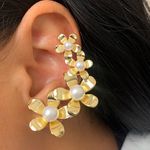 Brinco ear cuff de flores com pérolas 
