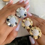 Brinco de flores orgânicas com pérolas 