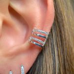 Piercing fake com detalhe cravejado 