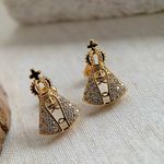 Brinco pequeno cravejado na micro zircônia Nossa Senhora 