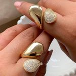 Anel liso com detalhe cravejado