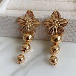 Brinco de flor com esfera 