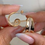 Brinco de argola lisa com detalhes cravejado 