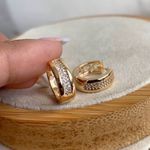 Brinco de argola com detalhes cravejado 