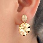 Brinco Cravejada com Medalha Texturizada 