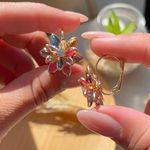 Brinco argola de flor na zircônia com ponto de luz 