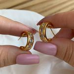 Brinco meia argola com detalhes na zircônia 