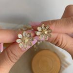 Brinco de flor com pétalas trabalhada 