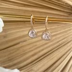 Brinco de argola com pingente de triângulo cravejado com zircônias