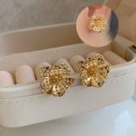 Brinco de flor com pétalas vazadas