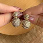 Brinco esfera dupla com zircônias