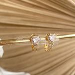 Brinco argola de coração com detalhes na micro zircônia