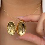 Colar relicário de Nossa Senhora com detalhes na zircônia 