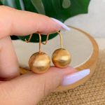 Brinco de esfera craquelada 