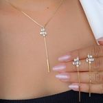 Conjunto longo com detalhes de pedras transparentes