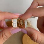 Brinco argola quadrada cravejada