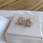 Brinco de flor na zircônia 