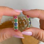 Brinco meia argola cravejada de flor 