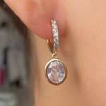 Brinco de argolinha cravejada com zircônia 