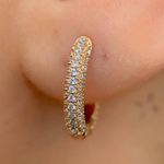 Brinco de argola trabalhado na micro zircônia