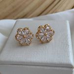 Brinco de flor com detalhes na zircônia 
