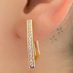 Brinco retangular com detalhes na zircônia 