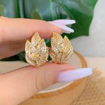 Brinco em formato de folha cravejado