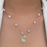 Colar de perolas com búzios cravejado 