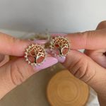 Brinco redondo de arvore com zircônia 