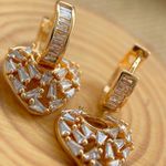 Brinco argola de coração em navetes 