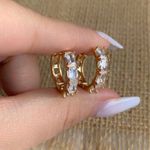 Brinco de argola trabalhado na zircônia 