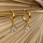 Brinco de argola com zircônia 