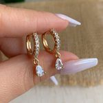 Brinco de argola trabalhado nas zircônia 