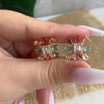 Brinco de pétalas coloridas