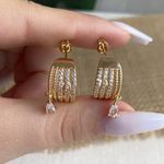 Brinco de argola com detalhes na micro zircônia 