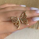 Brinco de borboleta com detalhes na micro zircônia 