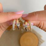 Brinco de argola dupla com detalhes na zircônia 