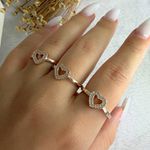 Anel de coração cravejado vazado 