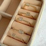 Anel com detalhes quadrados de zircônia (cada)