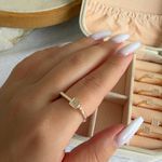 Anel com detalhes quadrados de zircônia (cada)