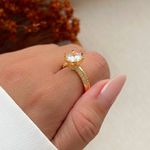  Anel solitário com uma única pedra central com detalhes cravejado 