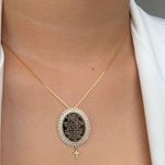 colar com pingente de medalha com a oração do Pai Nosso