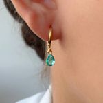 Brinco de argola com zircônia formato gota 