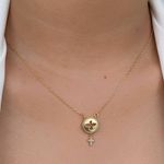 Colar de espirito santo com uma cruz com detalhes na micro zircônia 