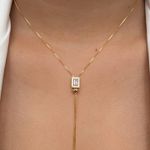 Gravatinha quadrada com detalhes na zircônia 