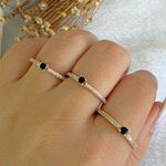 Anel cravejado com micro zircônia no centro (cada) 